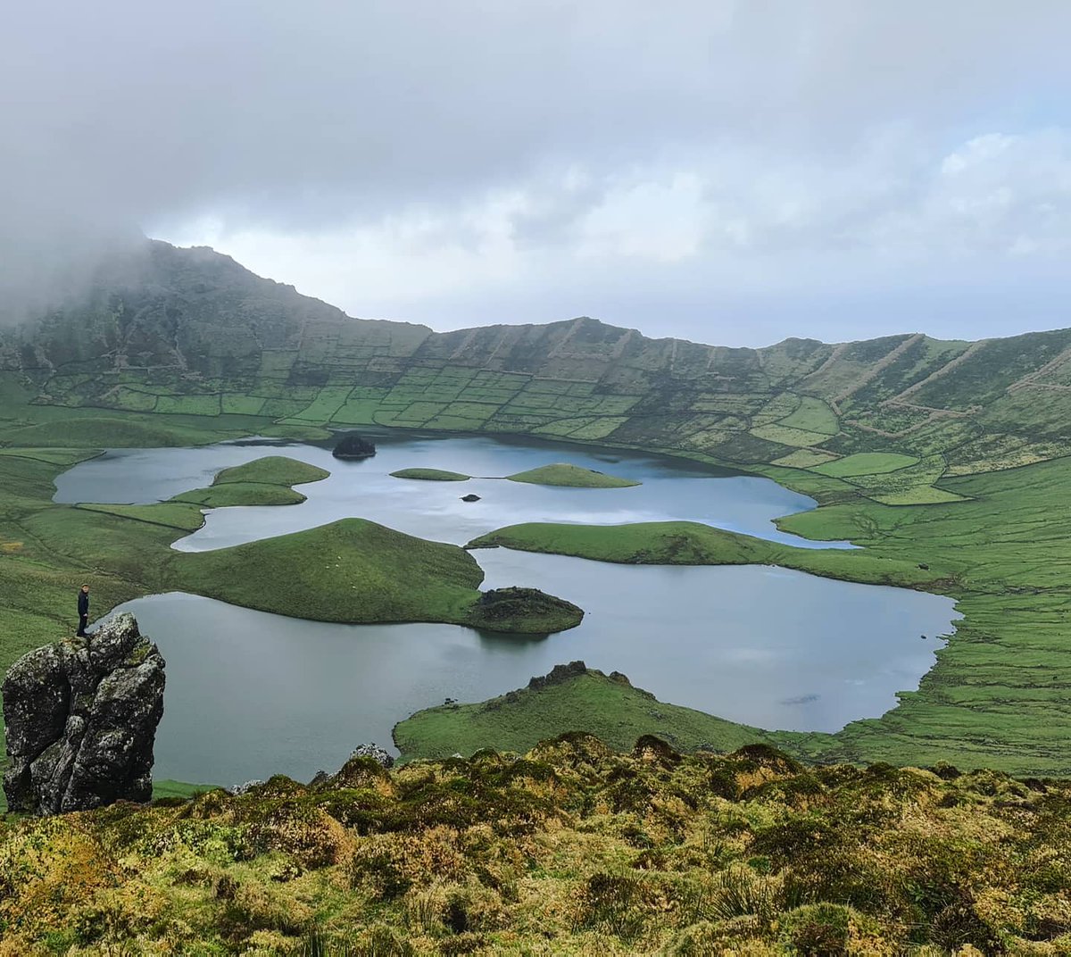 experience_oc's tweet photo. O Caldeirão é um dos locais mais bonitos e impressionantes dos Açores. É possível fazer uma caminhada no seu interior com aproximadamente 5km. Reserva connosco esta visita única 💙🙏😍
.
ℹ https://t.co/EoOtl9yxxn 
.
.
#experience_oc https://t.co/5ZsiVASGsP
