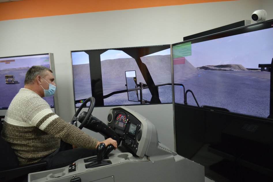 im_mining's tweet photo. #HammerRus &amp; #5DT have commissioned a 2nd #miningtruck #training #simulator at #ERG's #SSGPO #ironore mining complex in #Rudny, #Kazakhstan. Three will be used to train drivers &amp; instructors on @HitachiCME EH3500AC, @BELAZ_BY 75131 &amp; @CatMining 777 trucks https://t.co/asA0yrLIOh https://t.co/rSakgycGet