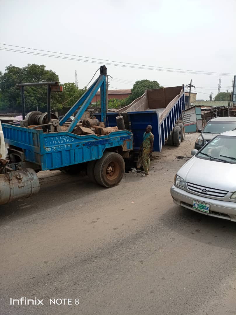 trafficbutter's tweet photo. VIA @followlastma: [11:11AM] #UpdateThis breakdown at Crown Estate is completely out of the road. Movement inw Ajah is much better now. @trafficbutter https://t.co/Nrve200dM6 https://t.co/nTKp81qeNq
