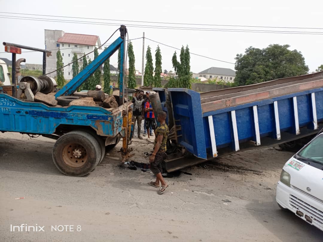 trafficbutter's tweet photo. VIA @followlastma: [11:11AM] #UpdateThis breakdown at Crown Estate is completely out of the road. Movement inw Ajah is much better now. @trafficbutter https://t.co/Nrve200dM6 https://t.co/nTKp81qeNq