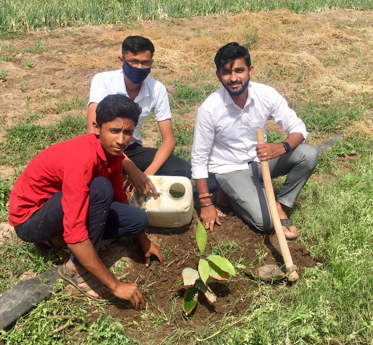 GRBPatil's tweet photo. #एप्रिल_फुल करण्यापेक्षा. एक झाड जगवून #एप्रिल_कुल करु. 🌱🌳 
नव्या युगाचे नवे आराधन, सतत करूया #वनसंवर्धन
#AprilCoolChallenge
#SonaliTanpure

@TanpureSonali 
@prajaktdada https://t.co/8zcnnvJZBt