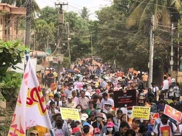 Nuw_Teth's tweet photo. In Pale, Sagaing
မင်းတိုင်ပင်
Mass Protest against Military Dictatorship
📷 Myanmar Now

#WhatsHappeningInMyanmar
#Apr1Coups https://t.co/weeuoxAJSX