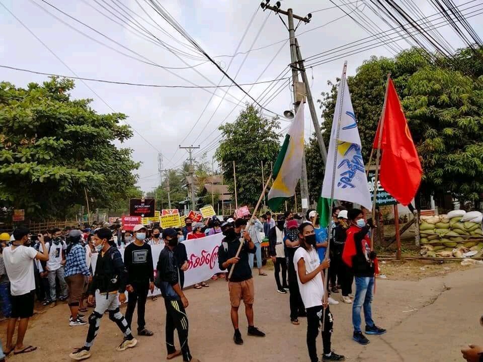 Nuw_Teth's tweet photo. In Pale, Sagaing
မင်းတိုင်ပင်
Mass Protest against Military Dictatorship
📷 Myanmar Now

#WhatsHappeningInMyanmar
#Apr1Coups https://t.co/weeuoxAJSX