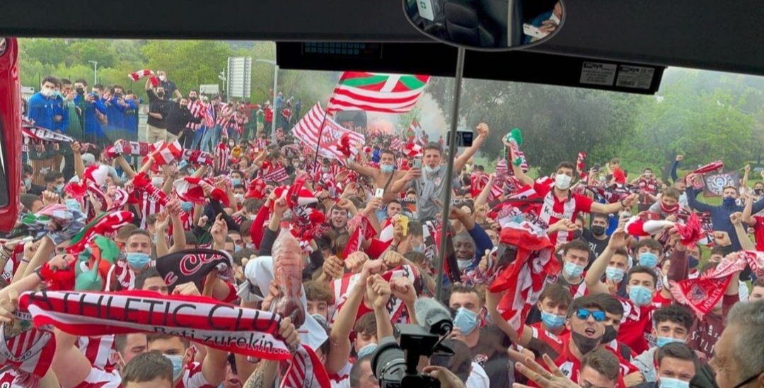 jagoitia95's tweet photo. Nos llevamos las manos a la cabeza por las aglomeraciones en distintos puntos de la costa, pero eso sí, hoy las bufandas al viento... No eres más athleticzale por esto.
Que no, que el fútbol no puede ser una excepción. El partido más importante es otro y nos marcamos en propia. https://t.co/6A1cmASs20