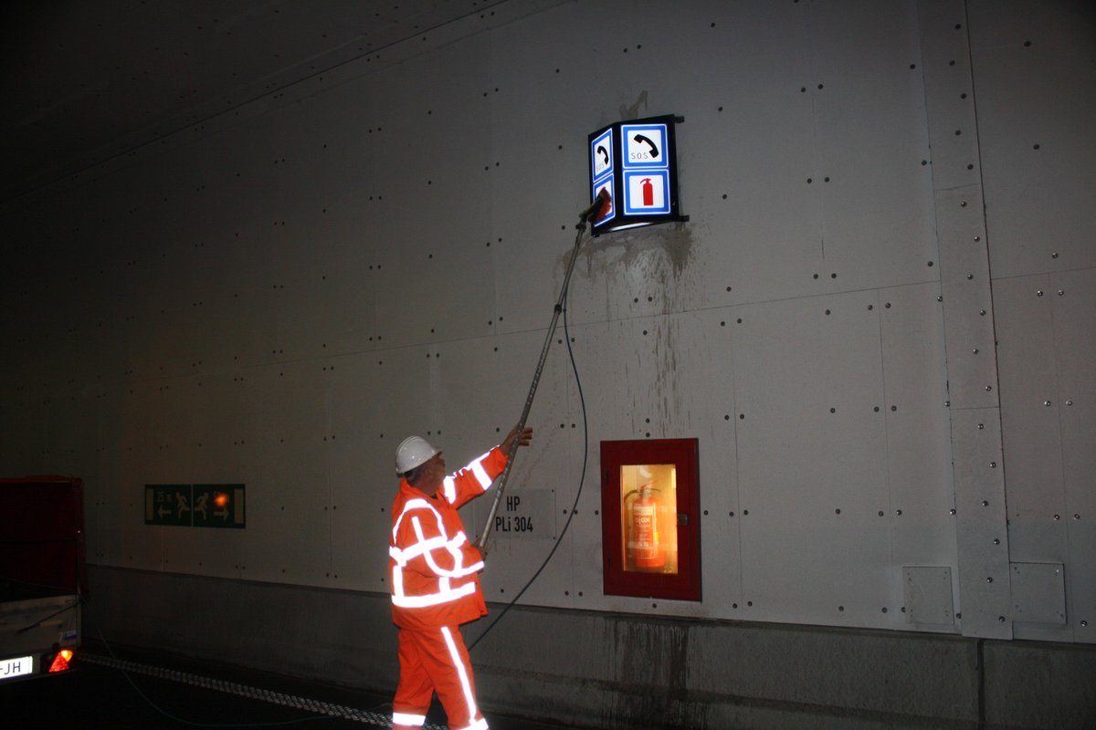 BLINCKschoon's tweet photo. Op 31/3 + 1/4 is s nachts 1 rijrichting van de #Gaasperdammertunnel dicht? Omdat de toppers van #Blinck zorgen dat alle aanduidingen weer super schoon en zichtbaar worden. Een leuke klus voor onze mannen!Meer info,https://t.co/o6YEinWxcl  #projectschoonmaak #Amsterdam #Almere https://t.co/EAQWC4O1on