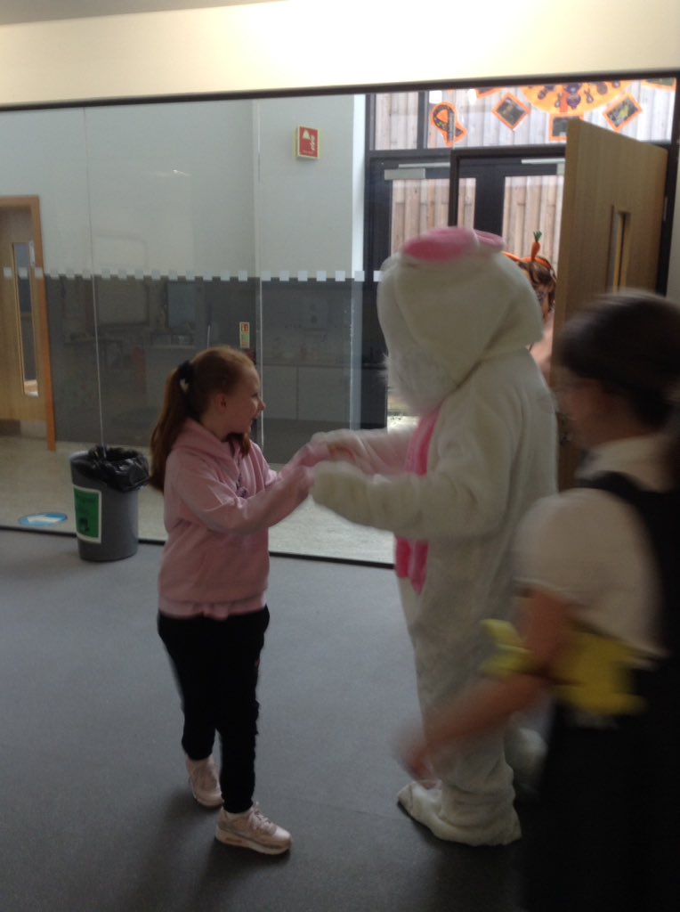 MrAllenOPSLCSC's tweet photo. There was a surprise visitor to our class this morning ! We were all so excited.😀 @PrimaryOrchard  @jennife94338778 https://t.co/rkuXDNestp