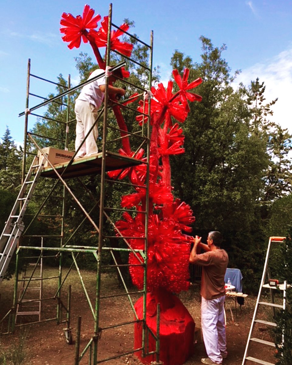 defrancescoart's tweet photo. Happy 1st of April💐
Today's throwback to France where me and my team started to work on "The Red Tree". It was a great project and this art piece is a super decoration in every garden.
#theredtree #contemporaryart #uniqueartwork #sculpturepark #defrancescoart #denisdefrancesco https://t.co/cpBGzGIeq2