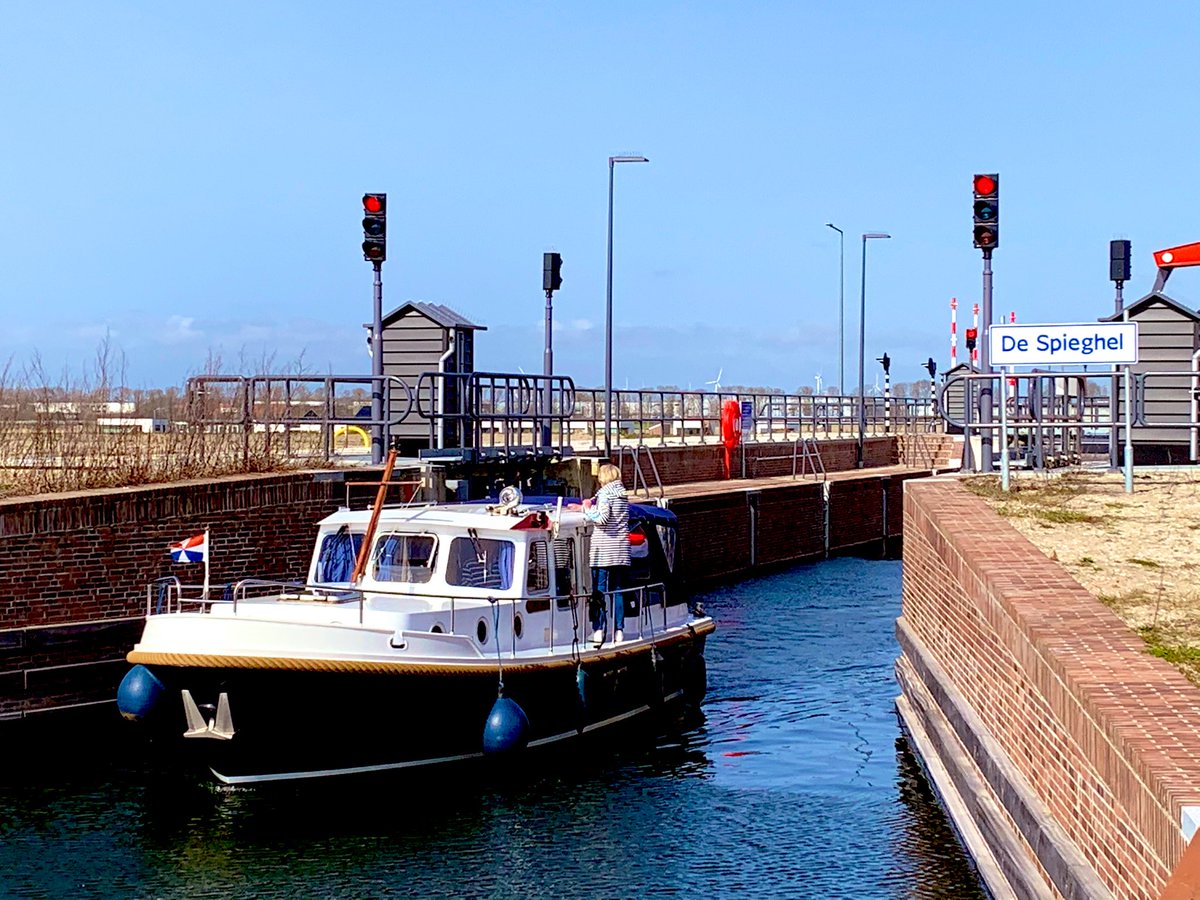 Het #vaarseizoen is geopend! Eerste jacht is door de sluis. #blauwediamant #havenkwartier #zeewolde