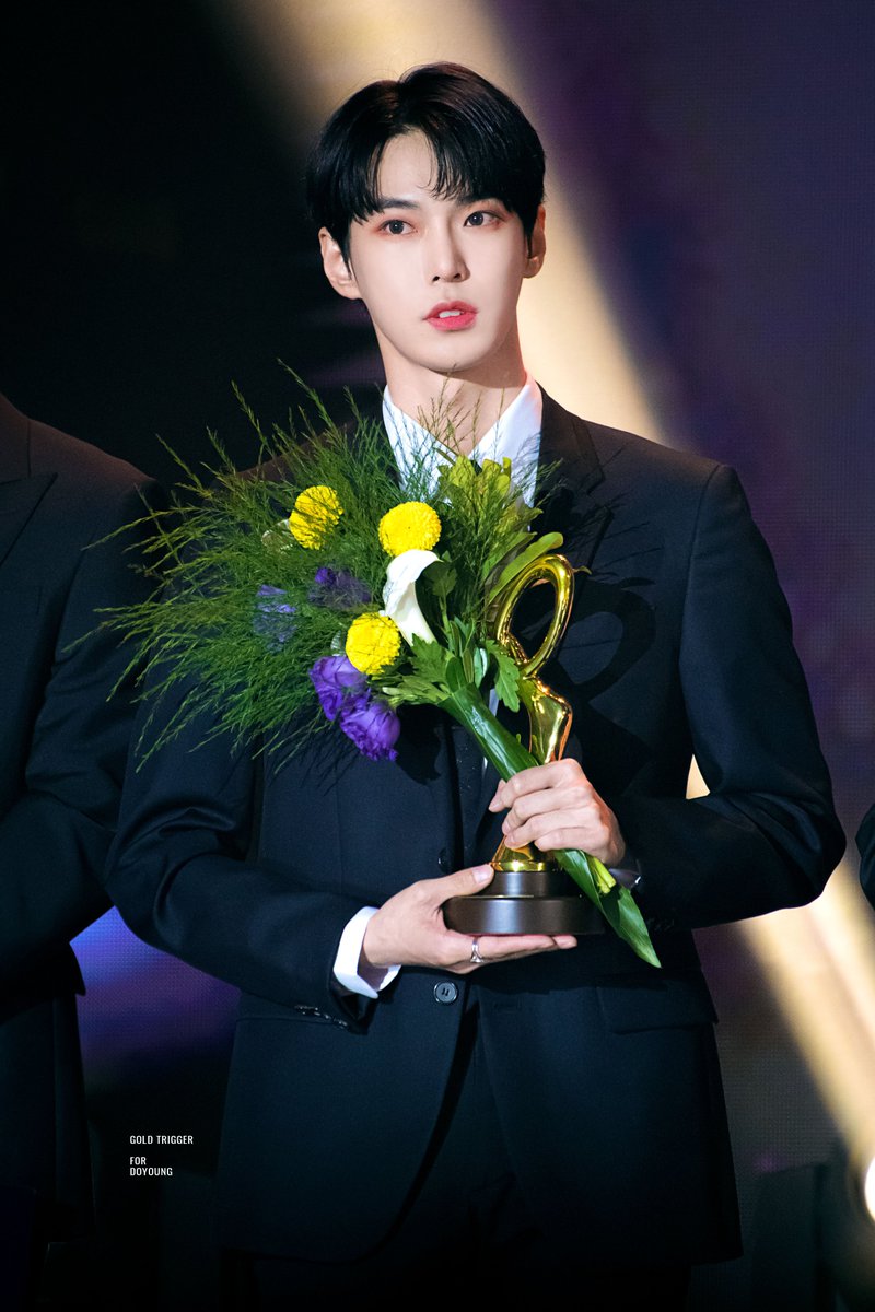 𝐠𝐨𝐥𝐝 𝐭𝐫𝐢𝐠𝐠𝐞𝐫 tweet media