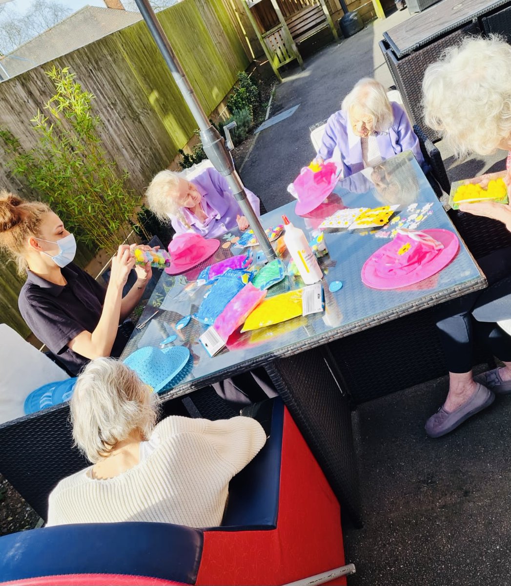 GoldendaleHouse's tweet photo. The beautiful spring sunshine enticed us outside yesterday where we enjoyed making Easter bonnets ahead of the weekend! 🌞

#GoldendaleHouse #EasterBonnets #Easter #ArtsAndCrafts #CareHomesUK #CareHomeActivities #ResidentialCare #EasterWeekend https://t.co/WmJYtkgglp