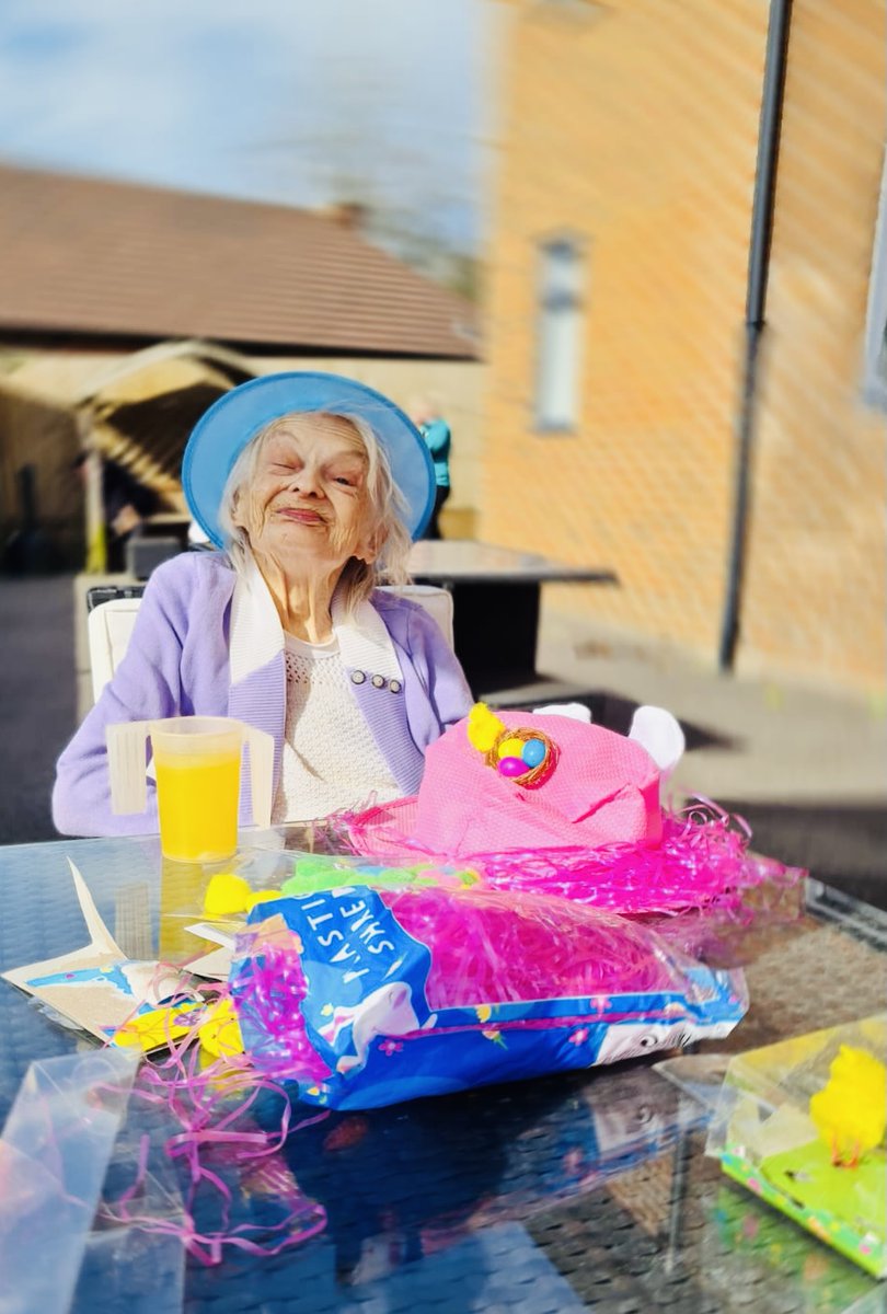 GoldendaleHouse's tweet photo. The beautiful spring sunshine enticed us outside yesterday where we enjoyed making Easter bonnets ahead of the weekend! 🌞

#GoldendaleHouse #EasterBonnets #Easter #ArtsAndCrafts #CareHomesUK #CareHomeActivities #ResidentialCare #EasterWeekend https://t.co/WmJYtkgglp