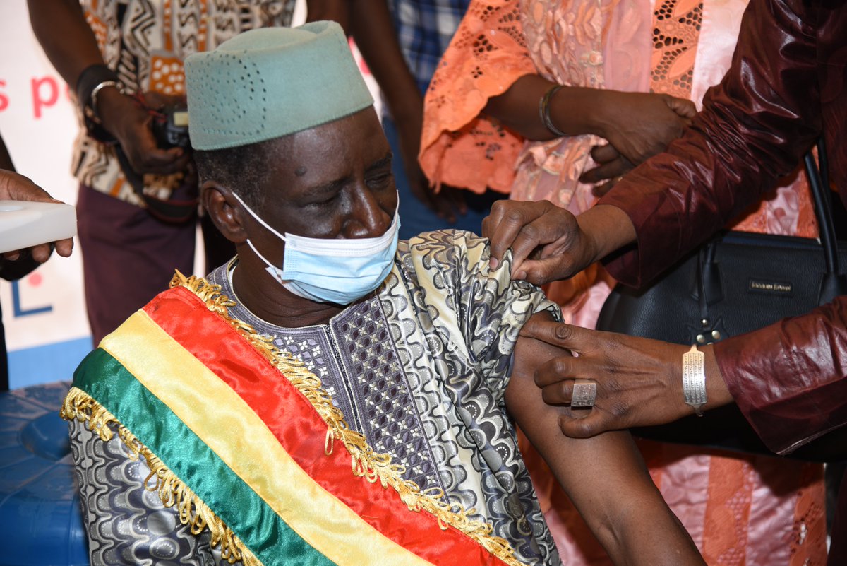 WHOAFRO's tweet photo. Mali 🇲🇱 began #COVID19 vaccinations yesterday using the 396,000 does received through #COVAX! Minister of Health of #Mali led the way, being the first person in the country to be vaccinated. 

Frontline health workers across the country will receive the vaccine first. https://t.co/JaBw0opLRi