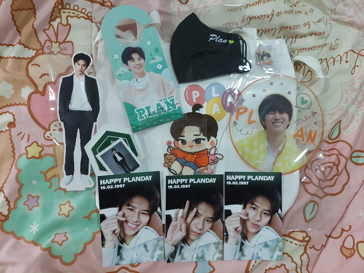 lover__PPP's tweet photo. ได้รับ giveaway ของบ้านที่โดเนทวันเกิดแปลนแล้วจ้า น่ารักมากเลย กระเป๋าน่ารักจนไม่กล้าใช้เลยนะกลัวเปื้อน 😁
#24thPlanBdProject
#PlanRathavit #คนของแปลน https://t.co/ktH17jssp3
