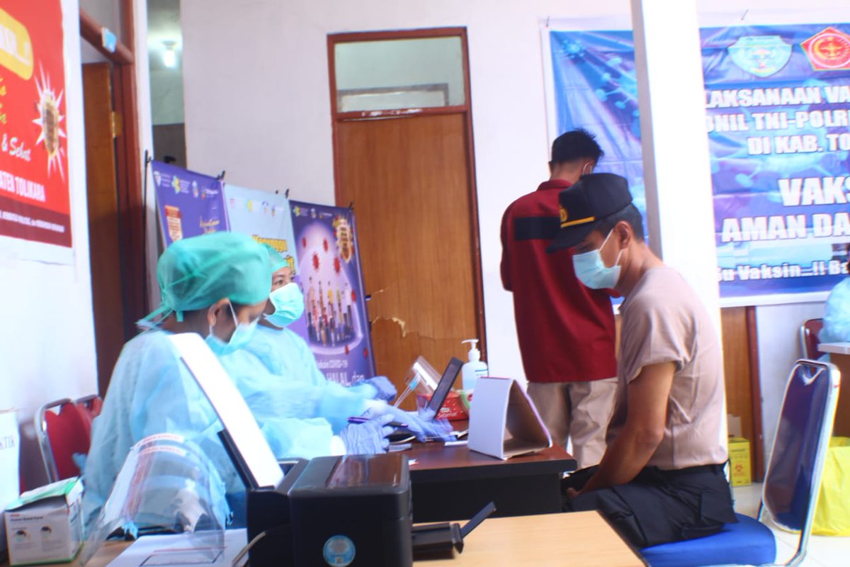 RRIPro1Wamena's tweet photo. Sukses melaksanakan Vaksinasi Covid-19 tahap I bagi tenaga kesehatan (Nakes) di Kabupaten Tolikara, Papua,  sejak 29 Maret 2020dinas kesehatan Tolikara mulai melaksanakan vaksinasi tahap II. https://t.co/jcvLkwt2le