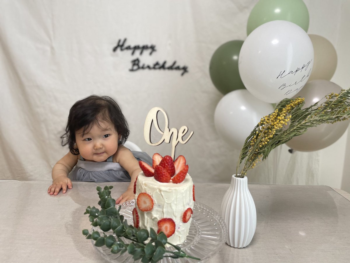 ジャンボリー加藤 愛娘が1歳に 妻がオーダーしたワンピース 着て スマッシュケーキ フィンガーペイントと しっかりお祝いしました 準備はもちろんのこと 日々お世話してくれている妻に感謝 家族揃って元気で楽しいのんびりした1年になるよう