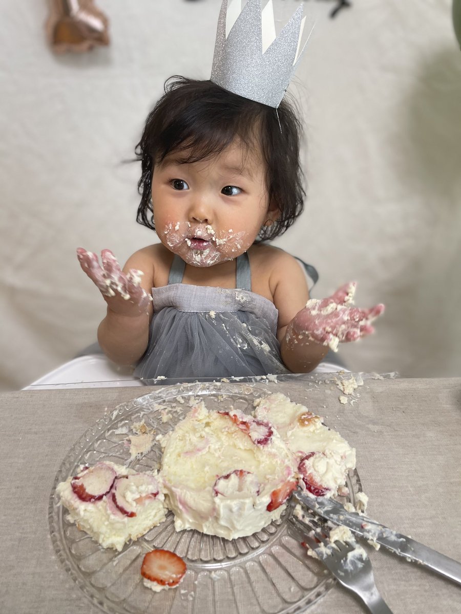 ジャンボリー加藤 愛娘が1歳に 妻がオーダーしたワンピース 着て スマッシュケーキ フィンガーペイントと しっかりお祝いしました 準備はもちろんのこと 日々お世話してくれている妻に感謝 家族揃って元気で楽しいのんびりした1年になるよう