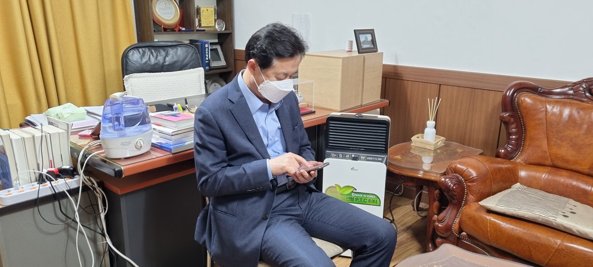 트위터 여러분, 
영춘대길 김가덕입니다.

언론의 외면 속에서도
여러분들 덕분에 
저는 힘을 낼 수 있었습니다.

특히 수도권 중심주의를 
타파해야 한다고
이렇게나 열심히 응원해 주신점 
정말 감사합니다.

부산을 살리고
지역균형발전의 마중물이
되겠습니다.
사전투표도 열심히 독려해 주십시오!