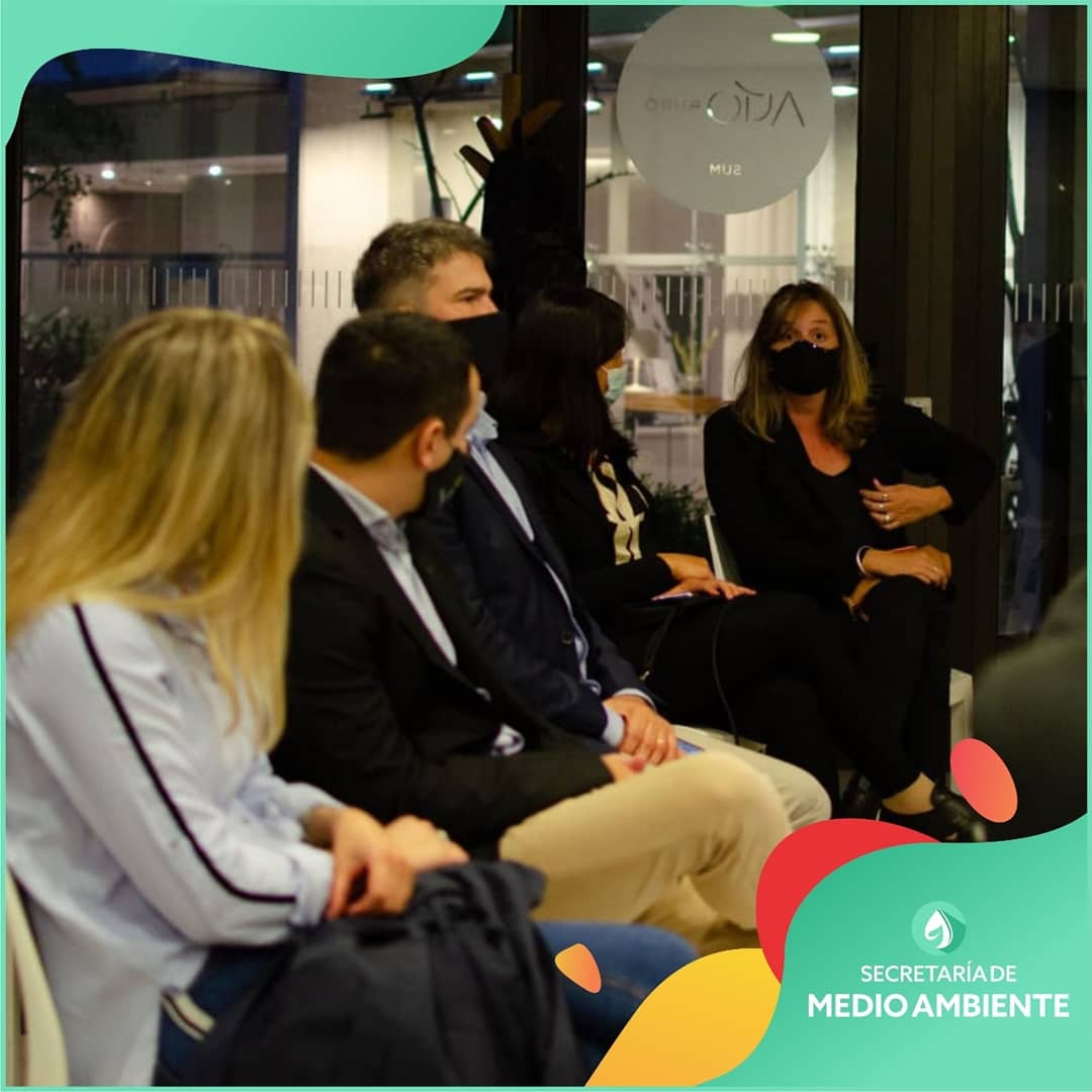 ambienteareq's tweet photo. ✅🌎 La presidente omunal CP Paola Forcada el viernes 26 del corriente se reunió junto a 20 intendentes y presidentes comunales  en la sede de la #RAMCC, a fines de reafirnar su participación  en  la compra colectiva de luminarias LED a través del Fideicomiso.
 @comunadearequito https://t.co/kspEZxlkah