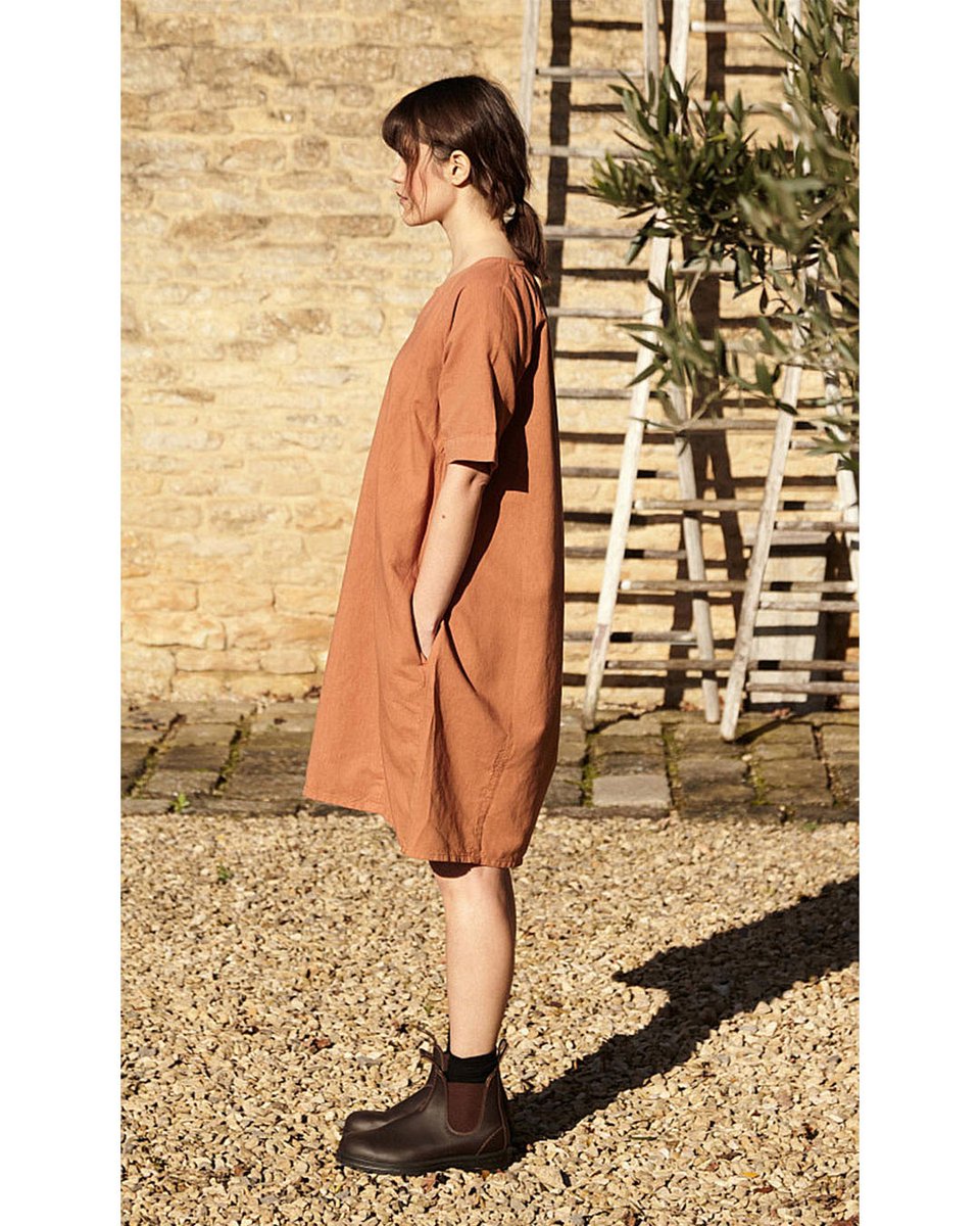 CLAY TUNIC 🌾 / Our simple cocoon shaped cotton dress with inset v opening at neck and boxy sleeves. Natural, modern, crafted.⁠
⁠
Shop → l8r.it/rTJX