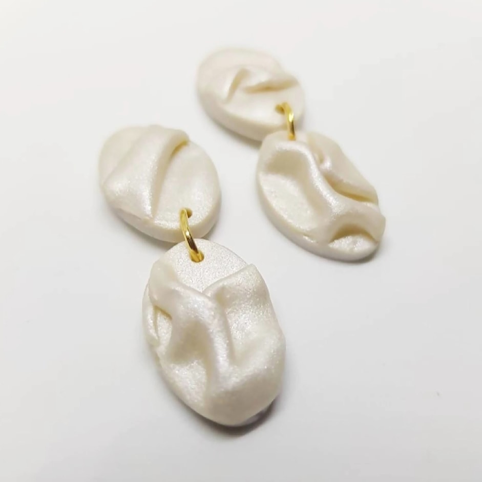 entoama's tweet photo. You couldn't be happier with this pair of glaze textured white earrings.
In Katherine's words a.k.a @ k_tcreations "My minimal accessories have a story to tell about how simplicity meets fashion! Polymer clay earrings in simple and chic lines. 

#entoama #handmadeearrings https://t.co/DXF2CkDGRt