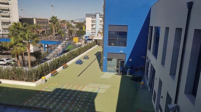 DisenoCiudad's tweet photo. #Pavimentodeportivo en Notre Dame School en #Gibraltar @SikaSpain permite uso intensivo y evita la aparición de lesiones en usuarios. Suelo confortable para el ejercicio de #deporte y #juegos
 https://t.co/tqTpFmZk0k a través de @Diseño de la Ciudad https://t.co/MIOQLFBs4R