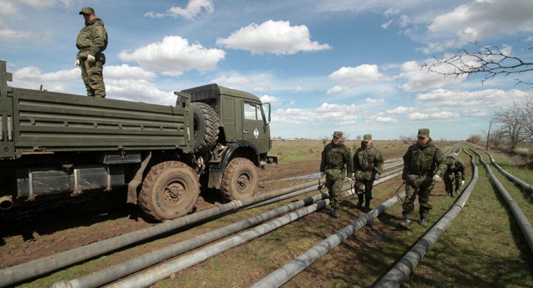  El Kremlin comentó el movimiento de sus tropas: Rusia mueve sus fuerzas armadas dentro de su territorio, no es una amenaza. La mayor actividad de la OTAN cerca das fronteras rusas obliga a estar en alerta. Rusia no participa en el conflicto "interno" de Ucrania.