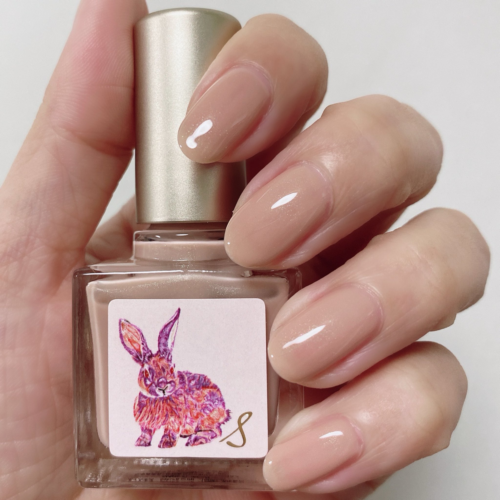 くろねこ ネイルエス Sakura Drop 桜の季節に使いたい シアーなピンクベージュネイルです 一見 ベーシックなナチュラルネイルのようでいて 実はグリーンのラメが閉じ込められています 零れ桜の後に 新緑に移り変わる光景を 指先に表現しています くろねこ ネイルエス Sakura Drop 桜の季節に使いたい シアーなピンクベージュネイルです 一見 ベーシックなナチュラルネイルのようでいて 実はグリーンのラメが閉じ込められています 零れ桜の後に 新緑に移り変わる光景を 指先に表現しています