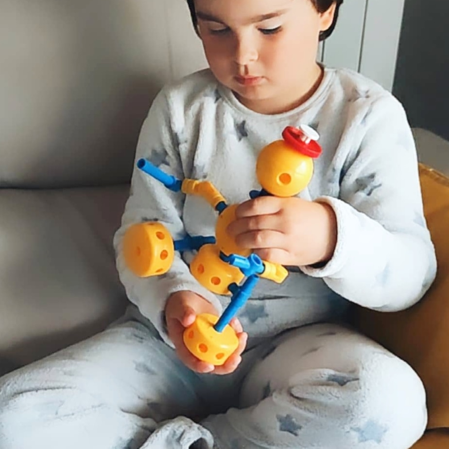 PlayBroks's tweet photo. Construir tu propio #muñeco 🎎 o #monstruo 👾 @playbroks, es una excelente forma de hacer que los niños se interesen en las áreas de ciencia y tecnología, y a potenciar sus conocimientos y habilidades en estos campos.
Verás como los Broks se vuelven algo más que juguetes.
#STEM https://t.co/8t3bS5U5nV