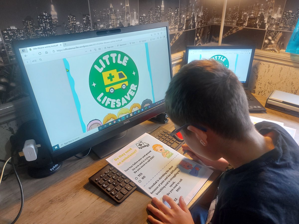 Check out 11-year old Leon, who is our very first #LittleLifesaver 🚑👏 Leon's dad sent us these great photos of Leon enjoying the activity book!

If you'd like to join Leon in becoming a Little Lifesaver, head over to wmas.nhs.uk/become-a-littl… to download our activity book!