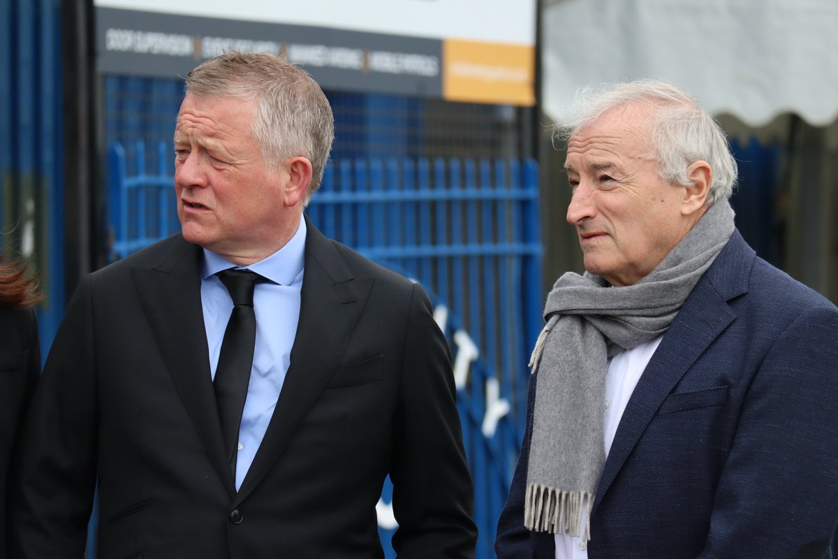OUFCOfficial's tweet photo. Today we say goodbye to a true club legend, Mickey Lewis

#OUFC and Oxford City staff and players, past and present, united to pay respects as Mickey’s funeral cortege passed @OxCityFC this morning

#RIPMickey #ForeverYellow 💛 https://t.co/5kvdKuo1wi