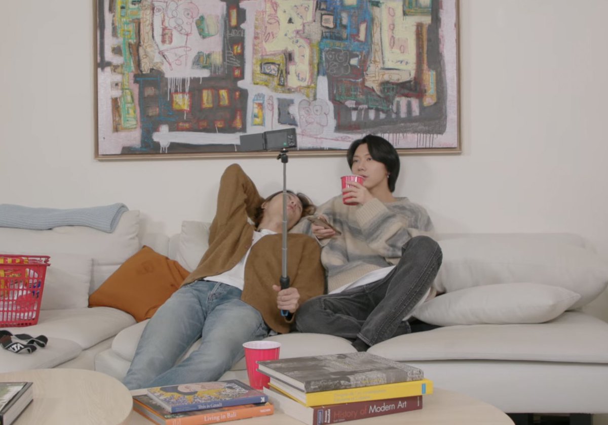 zxirii's tweet photo. เขินอะ ตอนนั่งโซฟากันดูเป็นธรรมชาติมาก เหมือนมาบ้านแฟน แง ;__; #johnten https://t.co/62XeIPTYxu
