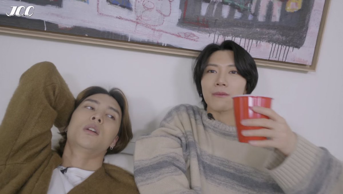 zxirii's tweet photo. เขินอะ ตอนนั่งโซฟากันดูเป็นธรรมชาติมาก เหมือนมาบ้านแฟน แง ;__; #johnten https://t.co/62XeIPTYxu