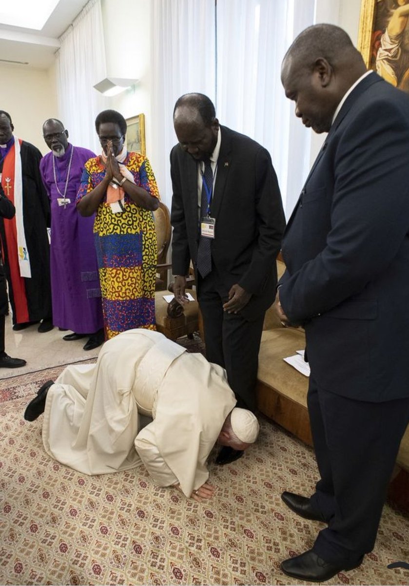 sweetcorrieb's tweet photo. Pope Francis kisses the feet of Sudan leaders, begging them for peace. https://t.co/JRAl85j8bv