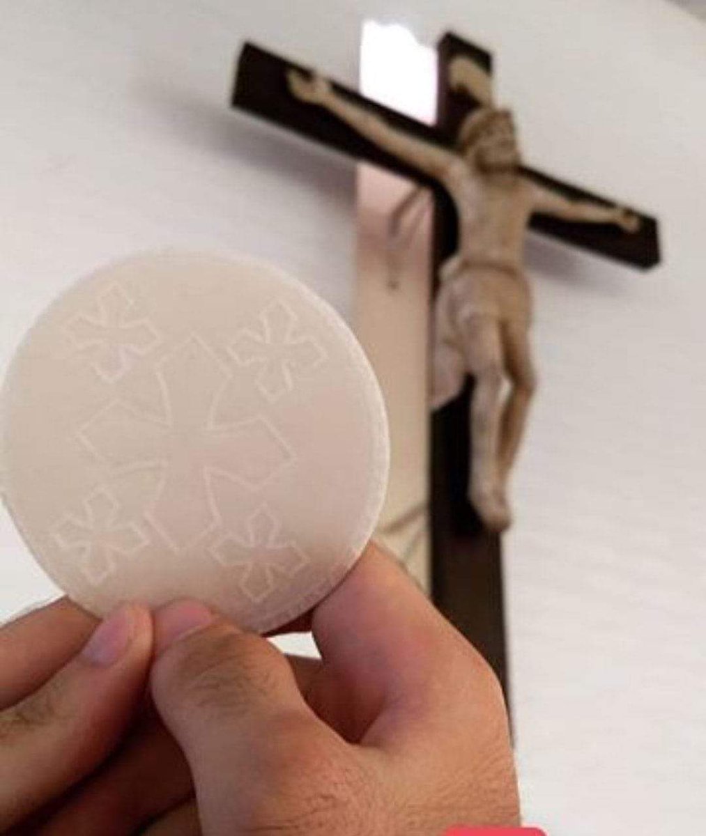 LombardiLomby67's tweet photo. PANE SPEZZATO PER LA VITA DEL MONDO🙏

Giovedì Santo 
CENA DEL SIGNORE 💕 https://t.co/NF5eJLBuPX