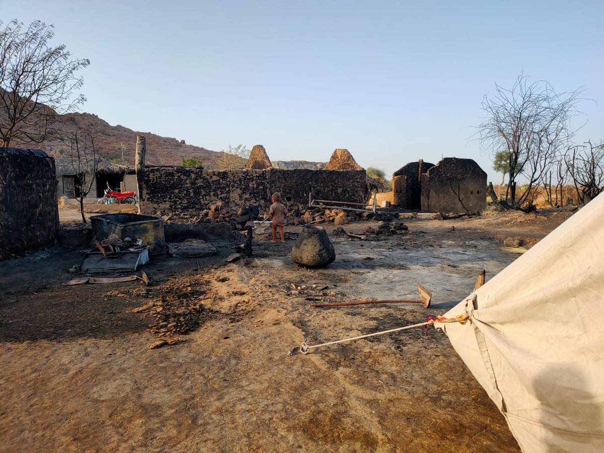 Al_Midrar's tweet image. Another fire incidence in a village of Tharparkar. Team Midrar has reached the site on request of Assistant Commissioner                  Contact Details
 03314153322
 03354643727
#Welfare #welfarestate #WelfareSystem #welfarefirst  #shaykhatif  #almidrar #almidrarinstitute