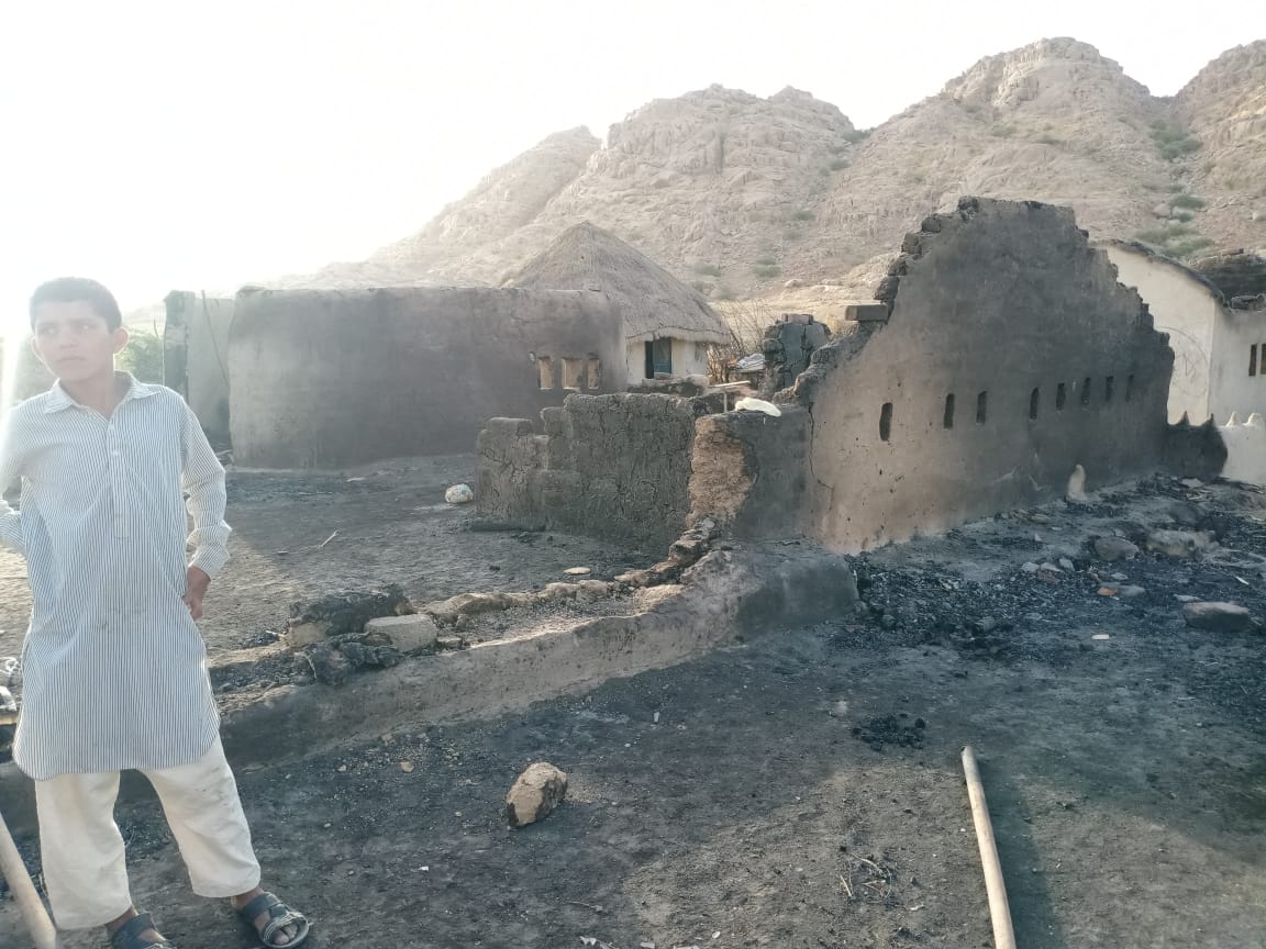 Al_Midrar's tweet image. Another fire incidence in a village of Tharparkar. Team Midrar has reached the site on request of Assistant Commissioner                  Contact Details
 03314153322
 03354643727
#Welfare #welfarestate #WelfareSystem #welfarefirst  #shaykhatif  #almidrar #almidrarinstitute