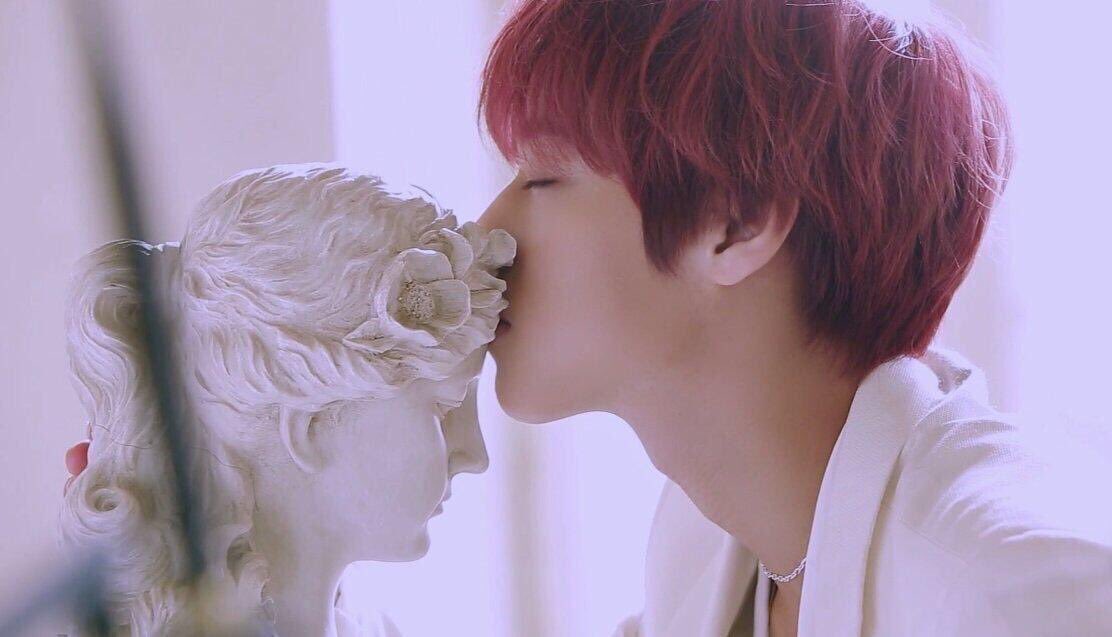 assassinjihoon's tweet photo. Statues are always lucky to have Park Jihoon around 🤗

#박지훈 https://t.co/8VYEI3xcK4