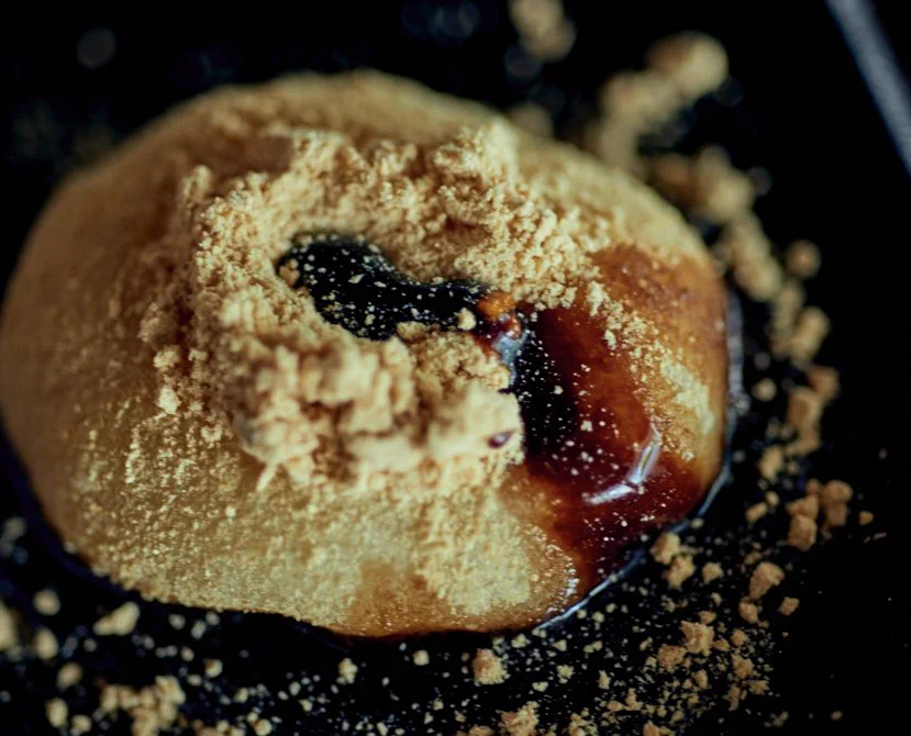 きな粉は黒蜜をかけると弾いてしまうので、信玄餅を綺麗に撮影するのは大変なのです…ｗｗ