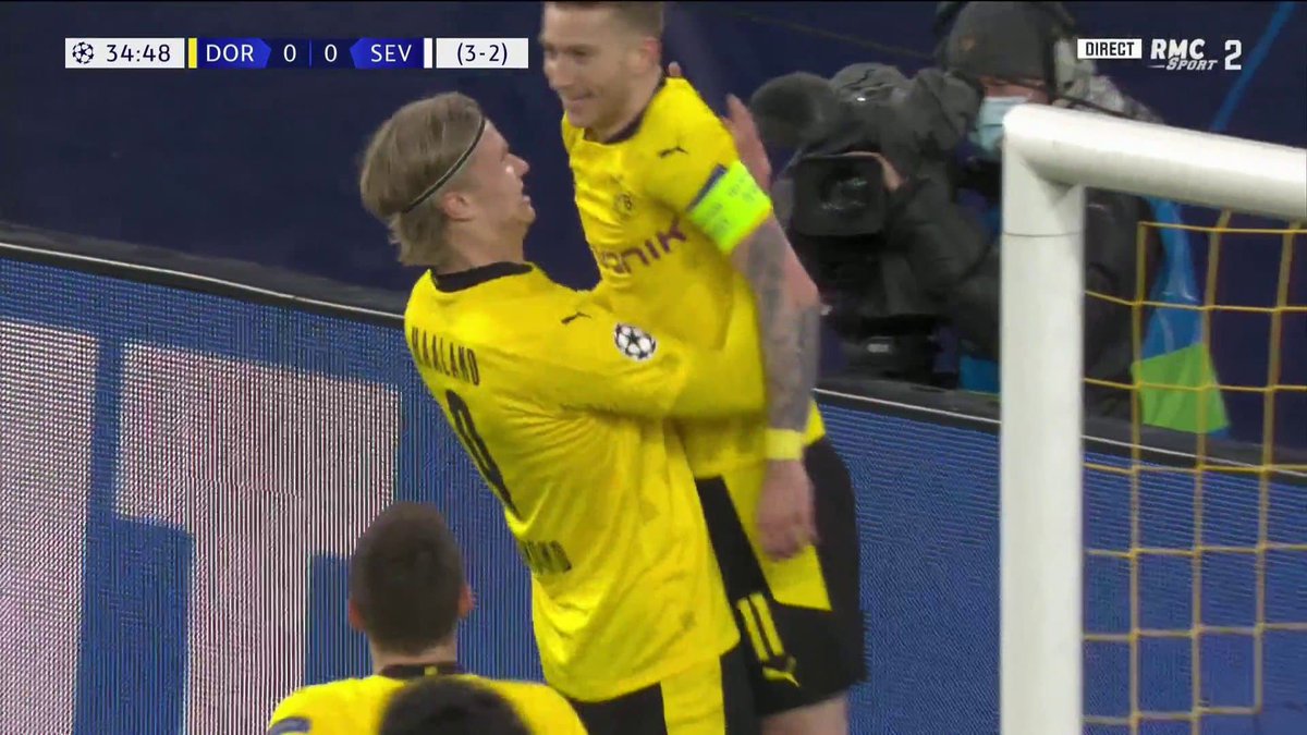 CruyffVision's tweet image. imagine Håland lifting Messi up like this 😭