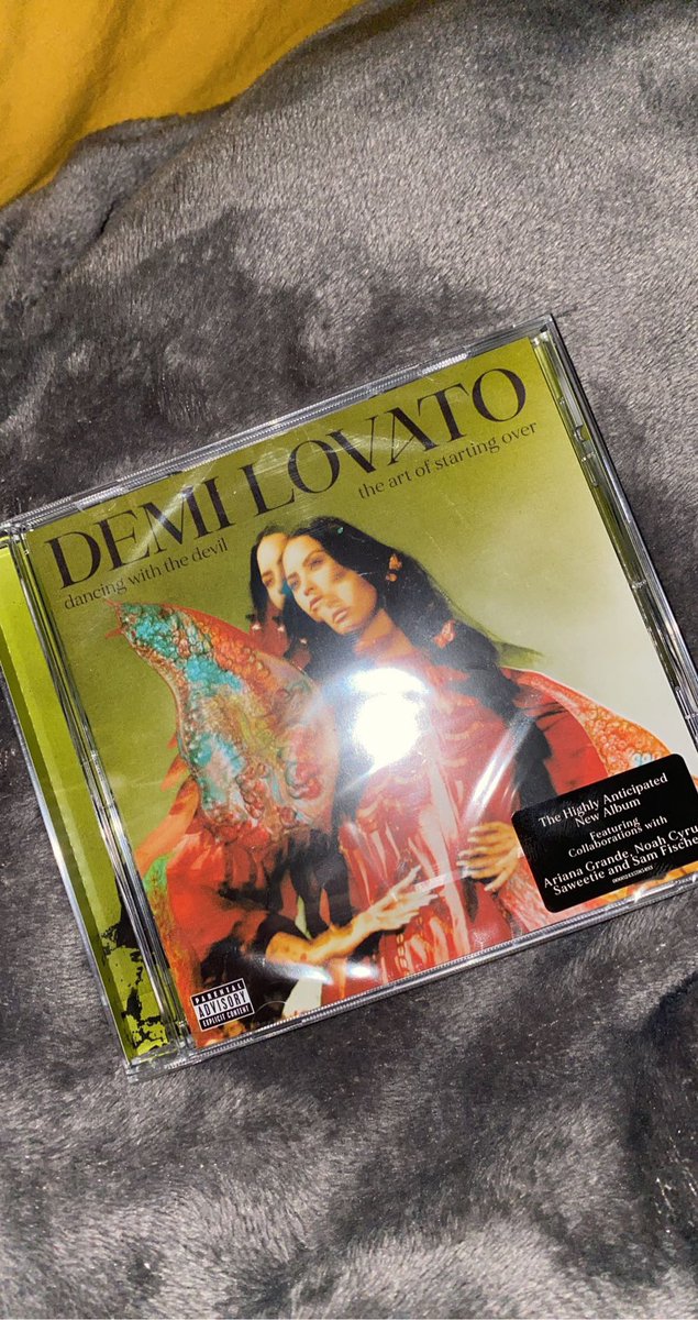 TeamLovatoFR's tweet photo. Voici à quoi ressemble le CD physique 🥰🦋 #DWTDTAOSO https://t.co/PuXarDgtjr