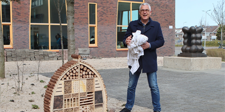 Bij een mini-bos hoort een bijenhotel. Wethouder <a href="/sjaakberg/">Sjaak van den Berg</a> openden samen met Lennon Wiarda, Tamara Tromp en Jelmer Bankras uit 6 VWO <a href="/NorthgoCollege/">Northgo College</a> de opening van het eerste Noordwijkse bosje op het schoolplein van de school. Mooi project. Blije bijen! 🐝