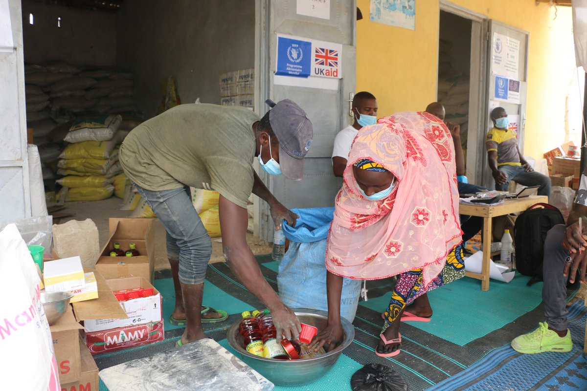 #Cameroon🇨🇲
With cash assistance from <a href="/WFP_Cameroon/">WFP Cameroon</a>, beneficiaries buy food items from local shops, encouraging home grown meals🍲and businesses. In 2020 <a href="/WFP_Cameroon/">WFP Cameroon</a> injected over 5⃣billion FCFA into the local economy 
#LeaveNoOneBehind 
<a href="/WanjaKaaria/">Wanja Kaaria</a>