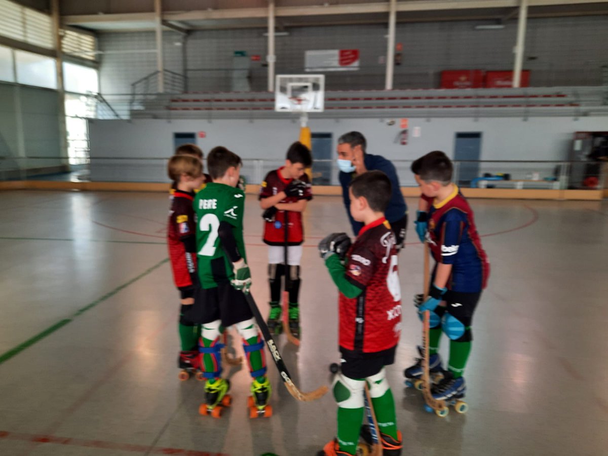 HoqueiAmposta's tweet photo. Fi del Campus d'Hoquei 🏑 Setmana Santa amb #XaviCosta @xcosta66. Bona tecnificació i millor acollida. Els xiquets i xiquetes s'ho han passat molt bé!! 👏👏. Gracies tambe a @Jose92392253 i @pauestudillo_18 😉 https://t.co/F928eCL715