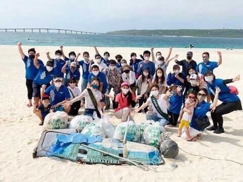 MissEarth's tweet photo. The #MissEarth Japan team, led by the reigning titleholder Anna Tode, with youth representatives from Miyakojima's Tourism Association had a beach clean-up at the Yonaha Maehama. https://t.co/2D9WexaB6P
