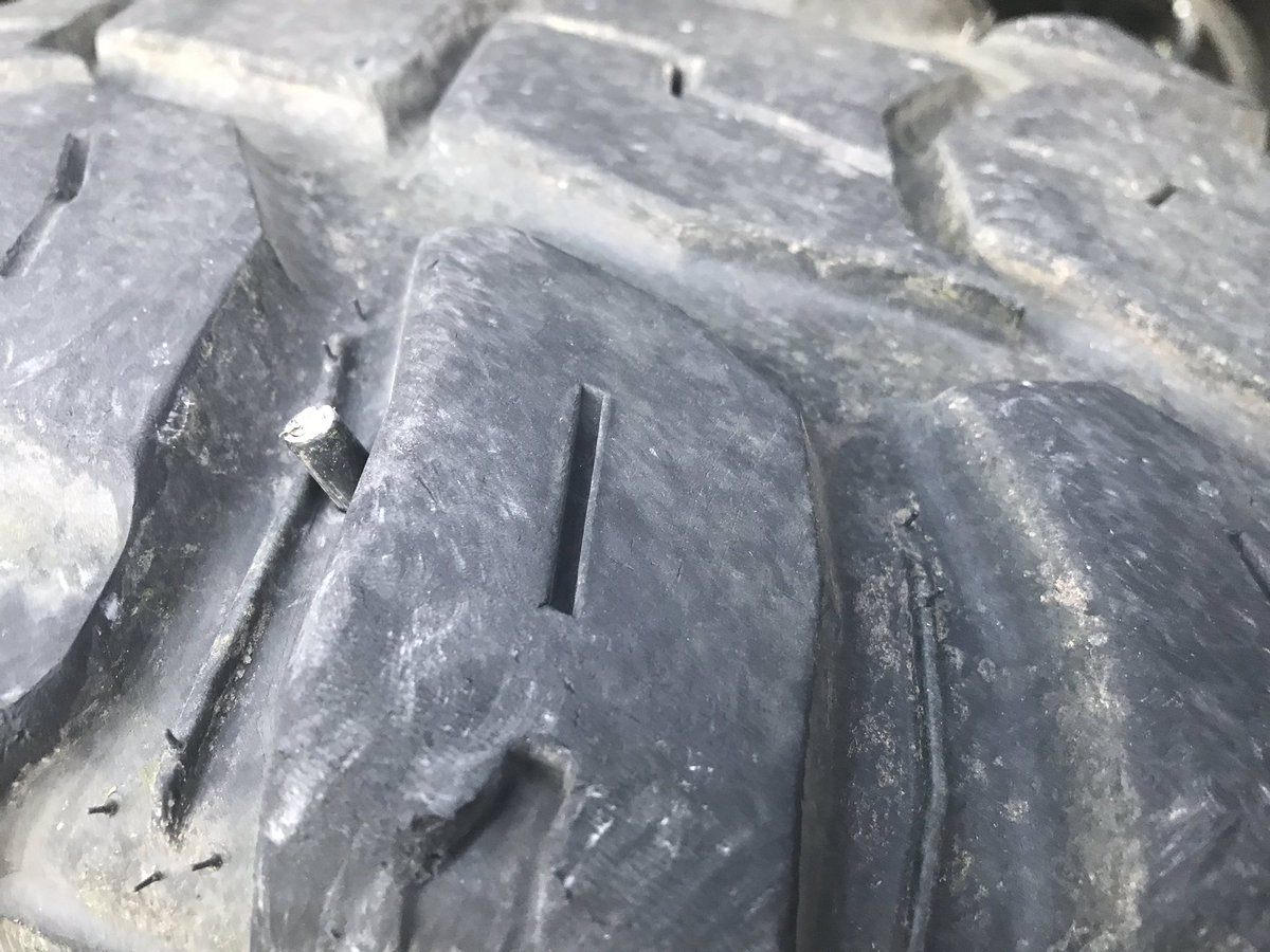 KHPEnEspanol's tweet photo. La persecución de un vehículo llegó a su fin después del despliegue de @StopStickLtd. Sospechoso buscado por robo de automóvil. @kshighwaypatrol https://t.co/sp04cfa24H