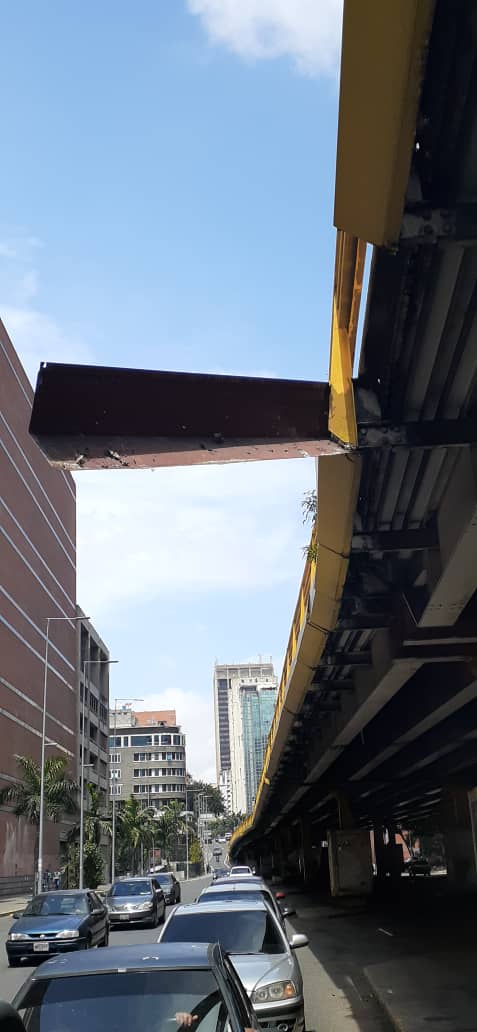 IsmaelLeonCcs's tweet photo. Hoy jueves santo sigue esta defensa guindando a punto de caer en el elevado de la AVD Andrés bello, que están esperando una tragedia señora Erika farias alcaldeza, y señor nahun Fernández jefe del distrito capital, soluciónen esto urgente, por la vida de la gente https://t.co/lMZi1LdK42