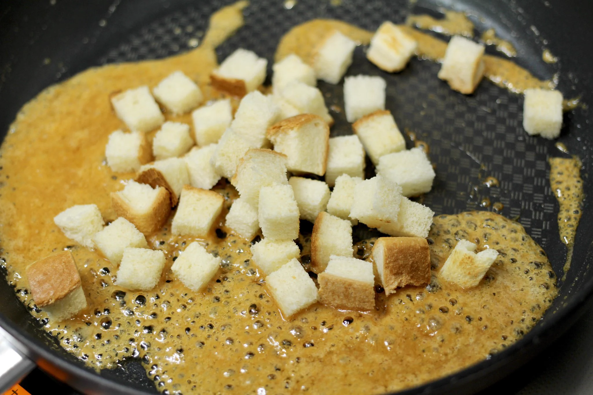 食パンがまるでキャラメルポップコーンのように？！食パンを使ったおやつレシピ！