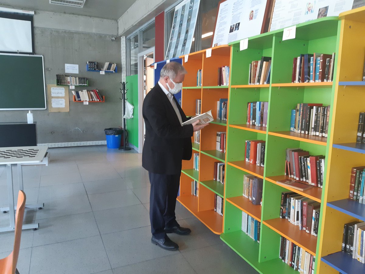 #kitapokuyoruz
Yenilevent Anadolu Lisesi kitap okuyor.