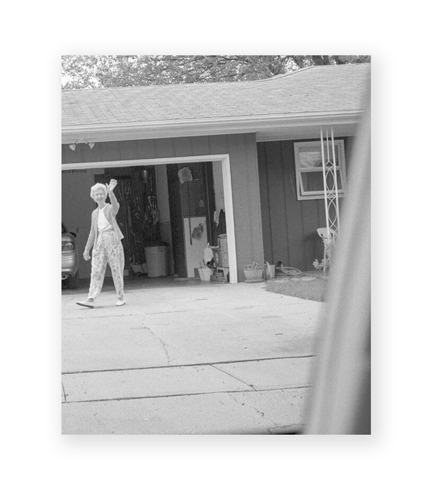 ON_READING's tweet photo. 今年いちばんの写真集かもしれない。。。
アメリカ人フォトグラファー、ディアンナ・ダイクマンによる写真集。本作は、写真家が、家を訪れた後に手を振って別れる両親を27年間にわたって撮影した写真群。家族の時間の経過、悲しさと温かさ。これはマスターピース。
https://t.co/8LrR6jS3pv https://t.co/7pS7H7rvwV