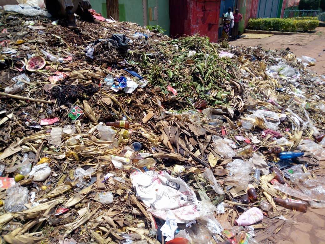 MagazineJimbere's tweet photo. 🚮 Une mauvaise gestion d'immondices en ville de #Ngozi est de nouveau signalée dans les quartiers de #Rubuye et #Shikiro. Les bacs à ordures sont pleins et tout au tour les déchets sont éparpillés, à portée de main des #enfants  https://t.co/Jg0fpktyOS 

#Burundi #Hygiene https://t.co/sONcn41HUD